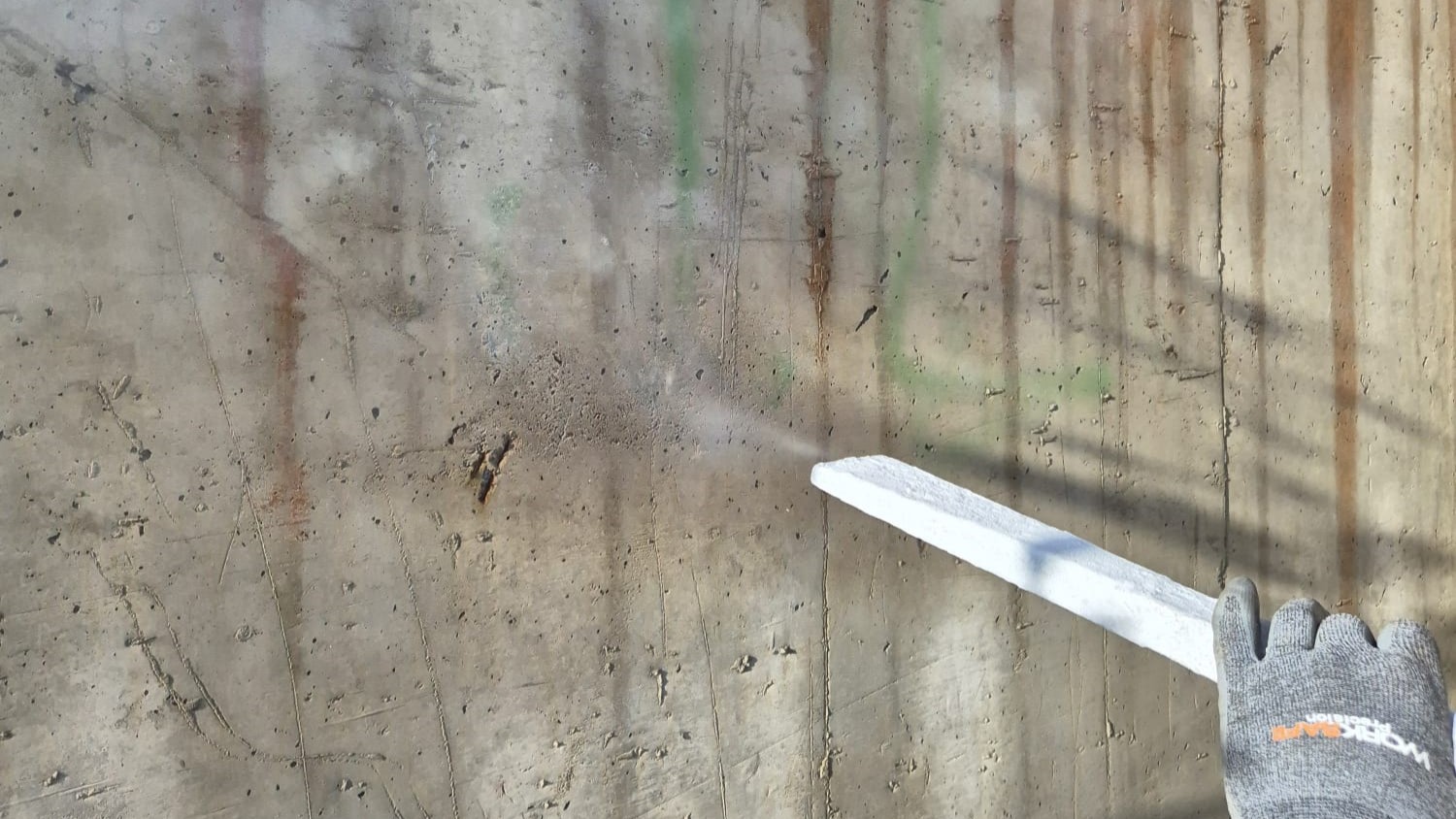 Betoniseinän puhdistus kuivajääpuhalluksella.